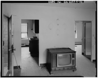 テックウッド・ホームズ、ビルNo.3、559 Techwood Drive & 129-135 Merrit Avenue, Atlanta, Fulton County, GA (白黒写真) 作： American Photographer