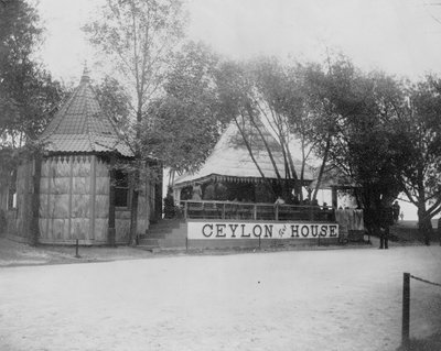 1893年シカゴ万国博覧会のセイロン・ティー・ハウス（モノクロ写真 作： American Photographer