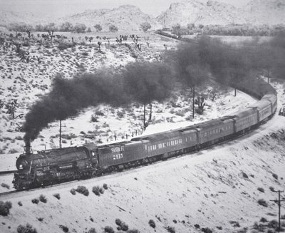 カリフォルニア州ビクタービルのケイジャン・パスを走るサンタフェ鉄道の「グランド・キャニオン・リミテッド」列車 作： American Photographer