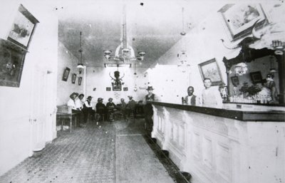 The Long Branch Saloon, Dodge City, Kansas, c.1880 (bw photo) 作： American Photographer