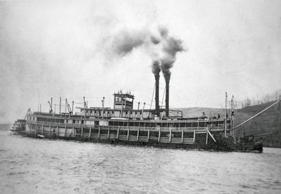 1880年頃、オハイオ川を航行する船尾付き船「バージニア」（モノクロ写真 作： American Photographer