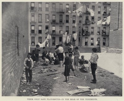 長屋の裏にある、唯一安全な遊び場（モノクロ写真 作： American Photographer