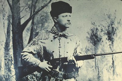 ハンティングドレスを着たセオドア・ルーズベルト、1885年頃（白黒写真） 作： American Photographer