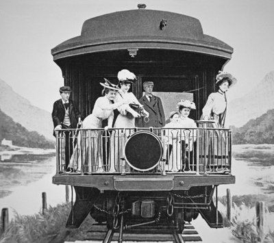 ユニオンパシフィック鉄道の後部展望台から風景写真を撮る観光客たち 作： American Photographer