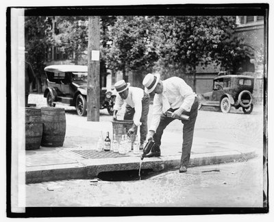 雨水管に酒を注ぐ2人の男（1921年7月8日）（モノクロ写真 作： American Photographer