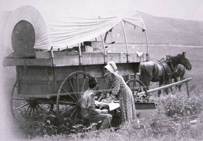 典型的な開拓者の幌馬車（モノクロ写真 作： American Photographer