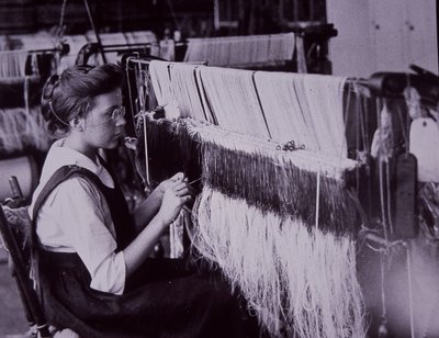 米国の繊維産業、マサチューセッツ州の綿花工場で働く繊維作業員、1900年頃（モノクロ写真 作： American Photographer