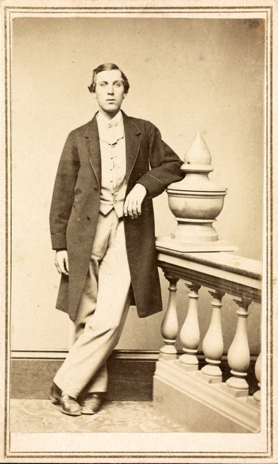 柱にもたれかかる上衣を着た未確認の男性 1860年～75年頃（アルビネン・プリント 作： American Photographer