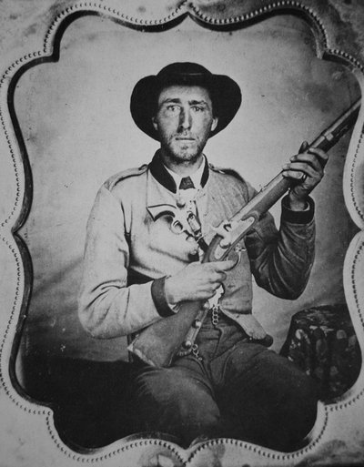 写真家のスタジオでポーズをとる無名の南部連合軍兵士（モノクロ写真 作： American Photographer