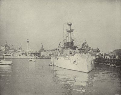 救命ステーションと戦艦の眺め 作： American Photographer