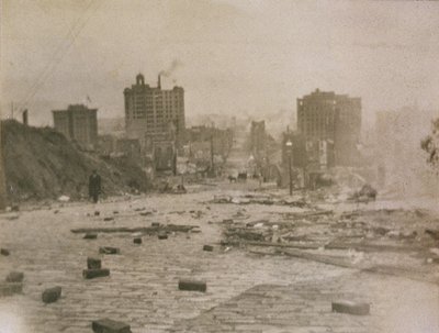1906年の地震によって引き起こされた火災による煙のあるサンフランシスコのスカイラインの眺め 作： American Photographer