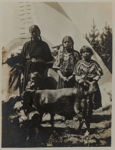 犬を連れた女性、2人の少女と子供、1900年頃。ゼラチンシルバーフォト 作： American Photographer