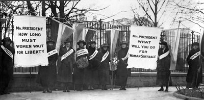 ホワイトハウス、ワシントンDC、パブの前でピケを張る女性参政党。 1917 作： American Photographer