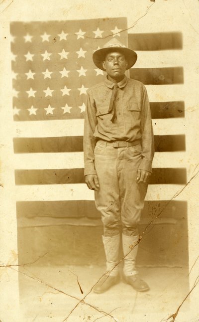 第一次世界大戦の兵士、背景にアメリカの国旗、1914-18 作： American Photographer
