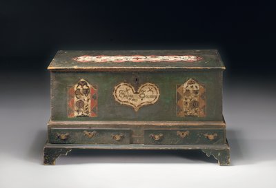1790年、ペンシルベニア州ランカスター郡のスサナシェブレンに刻まれた、ペンキで装飾されたリフトトップの持参金箱 作： American School