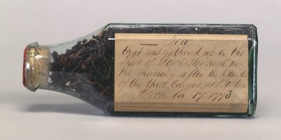 1773年12月、ドーチェスターネックのTMハリスが収集したガラス瓶に入ったボストンティーパーティーの茶葉 作： American School