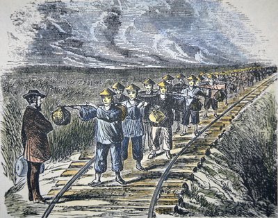1869年に完成したセントラル・パシフィック鉄道を建設するチャールズ・クロッカー（1822-88）と中国人労働者たち（カラーリトグラフ 作： American School