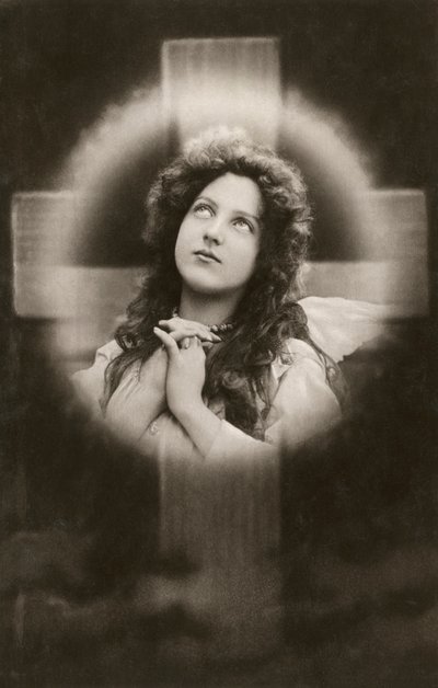 十字架の前で祈る敬虔な女性 作： American School