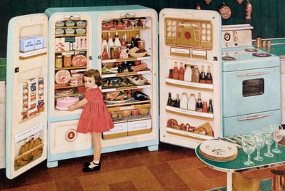 食べ物が詰まった巨大な冷蔵庫からピンクのケーキを取り出す女の子 作： American School