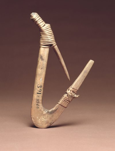 オヒョウ釣り針、1800年頃（木材とトウヒの根） 作： アメリカの学校