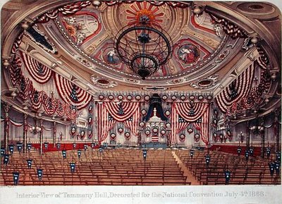 7月4日の全米大会に向けて装飾されたタマニーホールの内観 作： American School