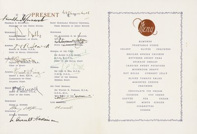 ウィンストン・チャーチルとフランクリン・D・ルーズベルトがサインした印刷されたメニュー、1943年8月9日付、ニューファウンドランドのシップスハーバーにある米旗艦オーガスタ号。チャーチルとルーズベルトの初の公式会談であり、米国との同盟の前段階である「大西洋憲章」が作成されました。 作： American School