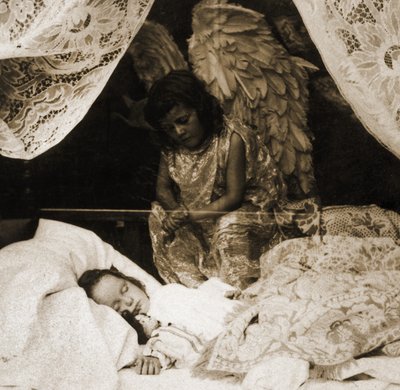 彼女の守護天使、1898（ステレオグラフ）を見守られている眠っている少女 作： American School