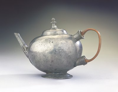 マサチューセッツ州ボストンのティーポット、1740〜60年（ピューターと木材） 作： American School