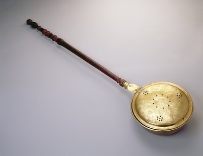 おそらく1780-90年にボストンで作られた、温かい鍋（真鍮とカエデまたはカバ） 作： American School