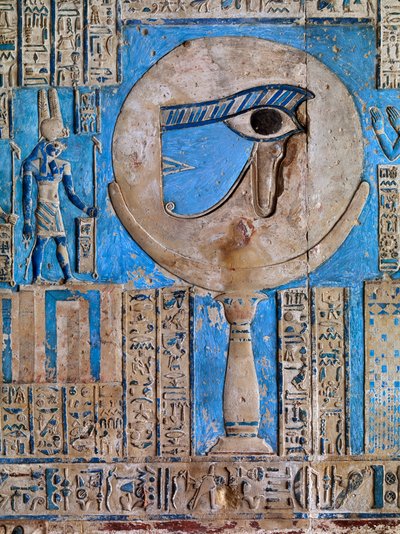 ホルスの目。 デンデラのハトホル神殿の天井、紀元前 50 ～ 48 年。 作： Ancient Egypt