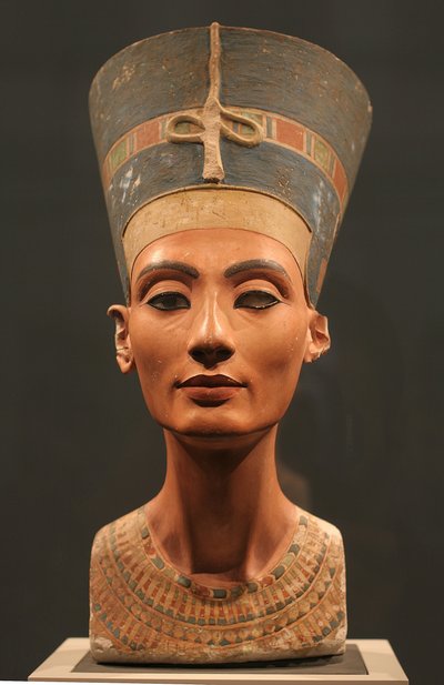 ネフェルティティバスト、紀元前1350年頃 作： Ancient Egypt
