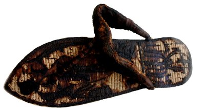 拘束された囚人とセマタウのシンボルで装飾されたツタンカーメンのサンダル、14世紀。紀元前 作： Ancient Egypt