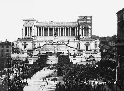 1922年11月4日、ローマの「祖国の祭壇」で無名兵士を記念するファシストの祝賀会（モノクロ写真）。 作： Anderson Anderson