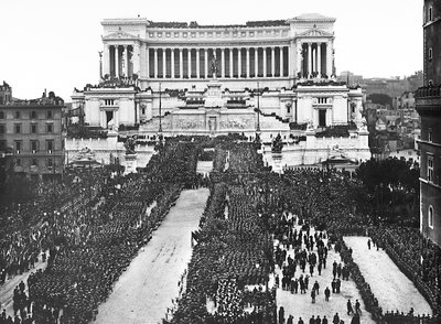 1922年11月4日、ローマの「祖国の祭壇」で無名兵士を記念するファシストの祝賀会（モノクロ写真）。 作： Anderson Anderson