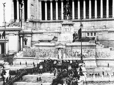 1922年11月4日、ローマの「祖国の祭壇」で無名兵士を記念するファシストの祝賀会（モノクロ写真）。 作： Anderson Anderson