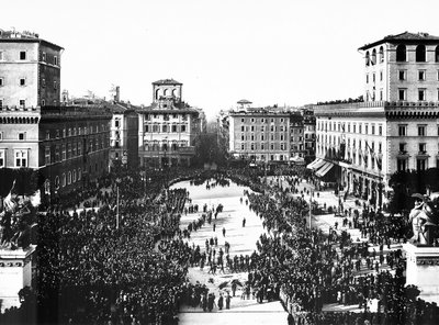 1922年11月4日、祖国の祭壇で無名戦士を追悼するファシストの祭典が行われているローマのヴェネツィア広場（モノクロ写真）。 作： Anderson Anderson