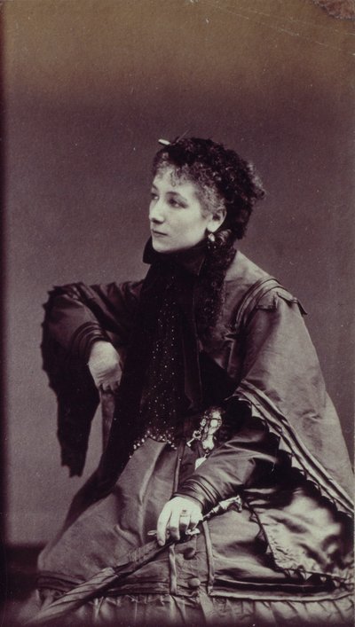 街の衣装を着たサラ・ベルナール（1844-1923）のポートレート 作： Andre Adolphe Eugene Disderi