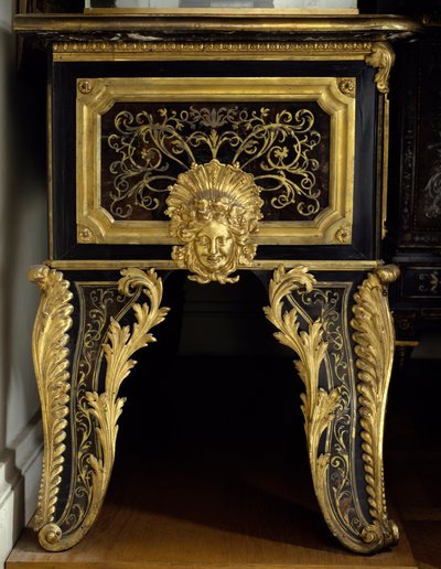 ルイ14世の家具：アンドレブール製のアカンスが施された金属のインレイを備えたチェスト 作： Andre Charles Boulle
