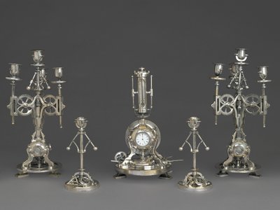 時計、5ピース時計ガーニチャーの一部、1880年頃（銀色のブロンズ、ガラス、紙） 作： Andre Romain Guilmet