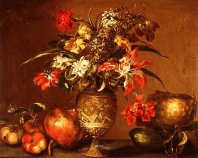 シルバーギルトの花瓶にチューリップ、カーネーションなどの花と、棚に置かれた果物 作： Andrea (after) Belvedere