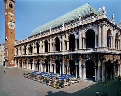 1549-1614年に建てられたバシリカパラディアーナのファサードの眺め 作： Andrea Palladio