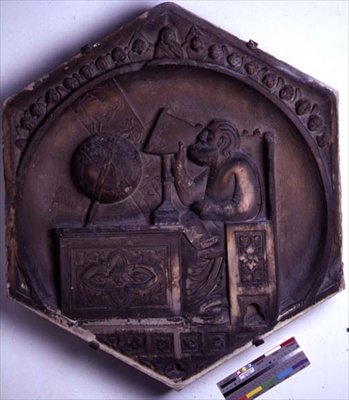 天文学、おそらくジョット（c.1266-1337）c.1334-48のデザインに基づいたリベラルアートを描いたシリーズの六角形の装飾レリーフタイル 作： Andrea Pisano