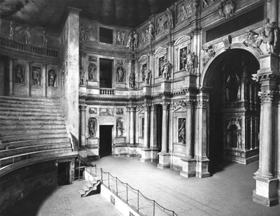 1580-85年に建てられた劇場の内部 作： Andrea Palladio
