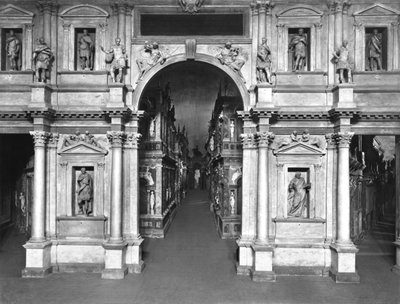 1580-85年に建てられた劇場の内部 作： Andrea Palladio