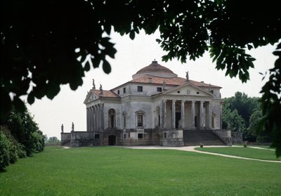 イタリアの建築家アンドレア・パラディオ（1508-1580）が1567-1570年に作り、ヴィンチェンツォ・スカモッツィ（1552-1616）が1591年に完成させたロトンダと呼ばれるアルメリコ・カプラの別荘の眺め、イタリア・ヴィチェンツァ（View of the villa Almerico Capra or La rotonda by Andrea Pa 作： Andrea and Scamozzi Vincenzo Palladio