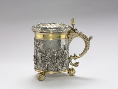 タンカード 1600年代後半（カット＆シームされた銀板、レプッシェ＆チェイスされた装飾、鋳造されたハンドルと脚、部分的に金メッキされている 作： Andreas Brachfeldt