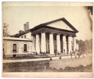 アーリントンハウスの前、1864年6月28日（セピア写真） 作： Andrew Joseph Russell