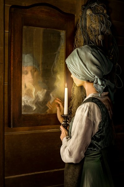 ろうそくの灯りに照らされて物思いにふける女性 作： Andrzej Lisowski
