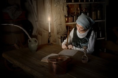 ろうそくの明かりの下で執筆する女性 作： Andrzej Lisowski