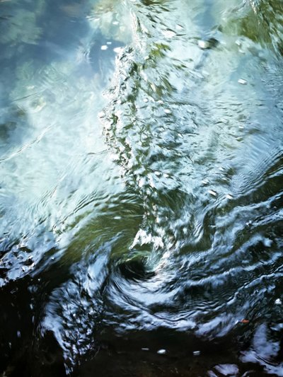 深い青の水の渦 作： 